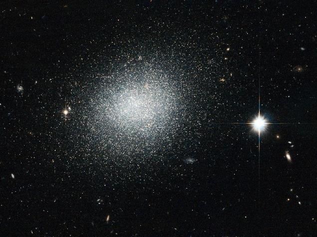 Trpasličia galaxia UGC 5497 pripomína rozsypanú soľ.