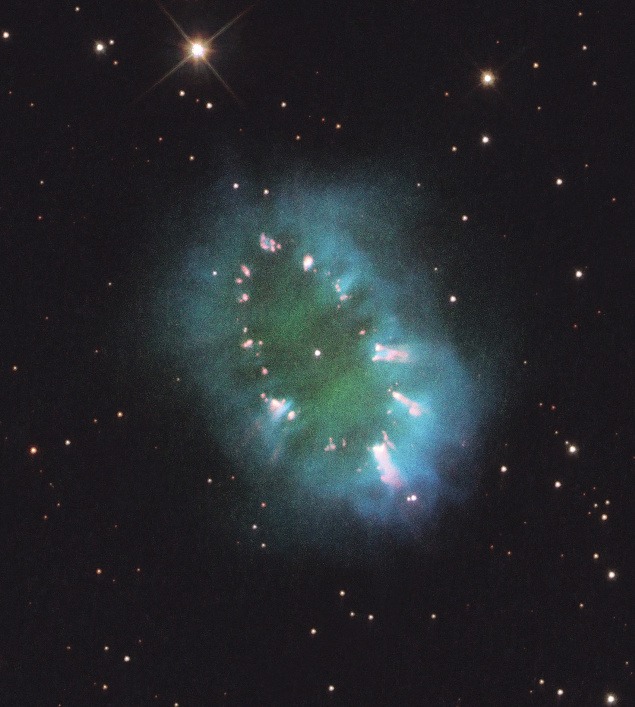 Planetárna hmlovina, ktorú pomenovali The Necklace Nebula.