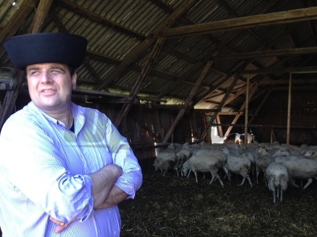 Pavol Frešo sa vyfotografoval s ovečkami na salaši ako pravý bača