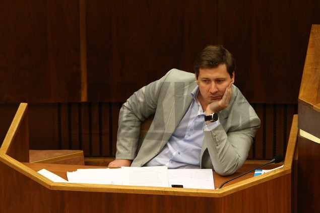 Miroslav Kadúc (OĽaNO) - Sivý oblek áno, ale tento je až moc svetlý na zasadnutie v Národnej rade a čo tak kravata?