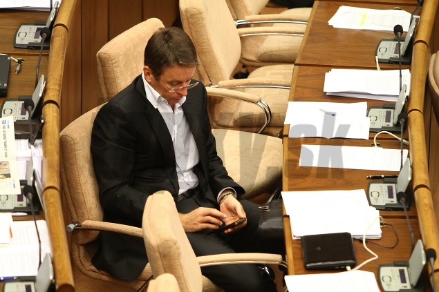 Ivan Mikloš (SDKÚ) - Pán exminister bontón asi tiež neovláda. Tmavý oblek zdobí košeľa s dvoma gombíkmi,čo prezrádza košeľu na denné nosenie.