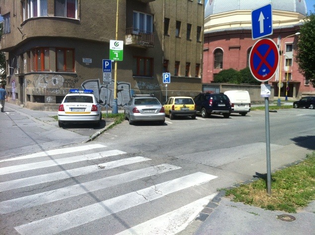 Policajti zaparkovali na chodníku. Mali pri tom k dispozícii voľné parkovacie miesta.