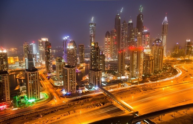 Nočný Dubaj vyzerá ako zo sci-fi filmu.