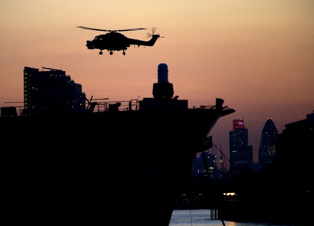 Na bezpečnosť dohliada aj vojnová loď, ktorá kotví blízko parku Greenwich.