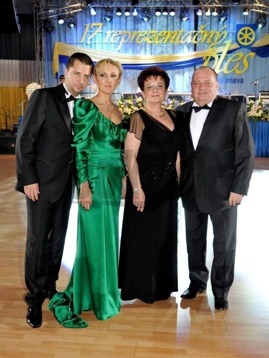Na plese bol aj poslanec Kovačócy, ktorému robí Majling asistenta.