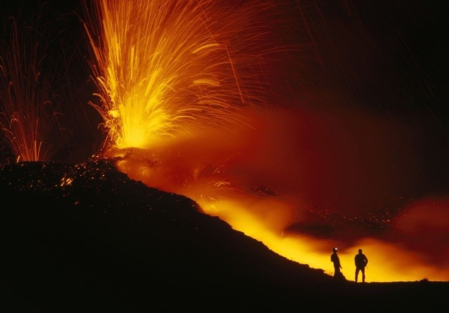 Chrlenie lávy zo sopky Etna zvládli vedci so stoickým pokojom.