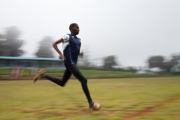 Johana Kariankei (20) beží po štadióne v Itene, kde sa bežci miešajú s olympijskými športovcami.