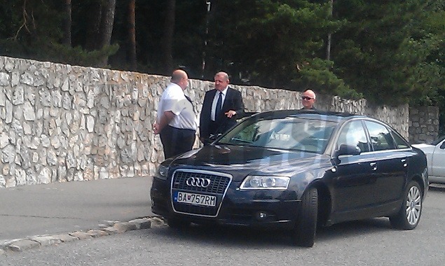 Vladimír Mečiar odchádza vo svojom Audi z pohrebu 