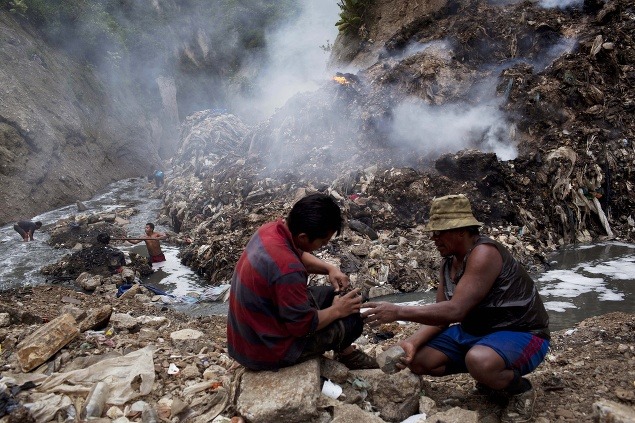 Guatemalčania medzi odpadkami pokojne jedia či pijú. Je to denná rutina.