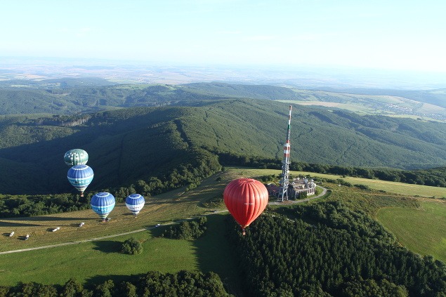 Balóny sa vyšplhali do výšky približne 1000 metrov.