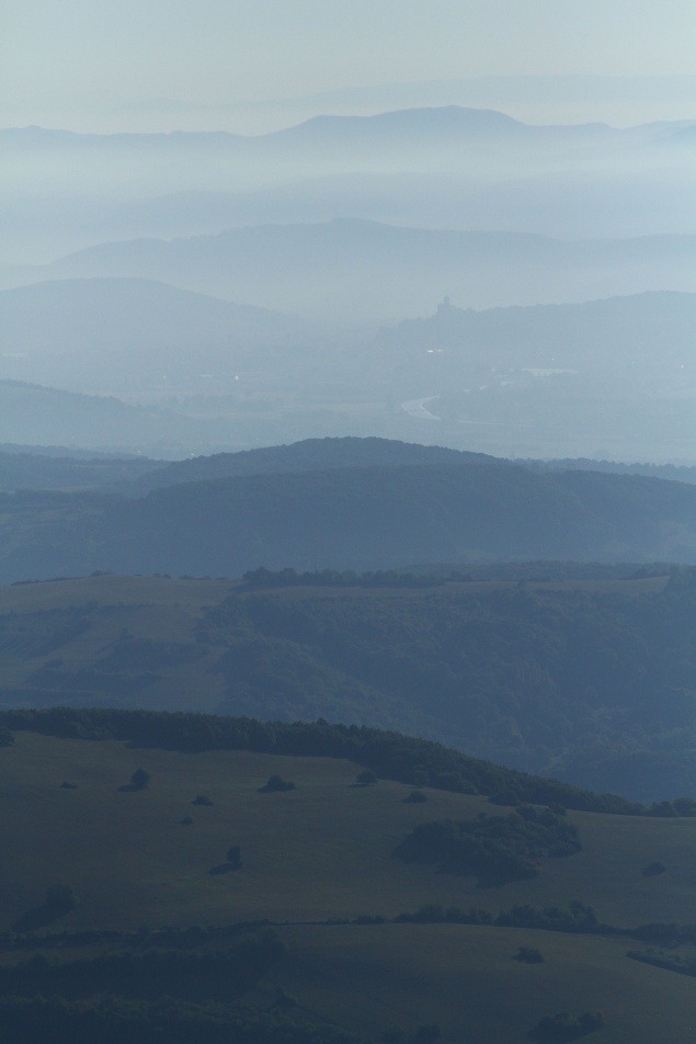 V diaľke v smogovom opare vidno Trenčiansky hrad.