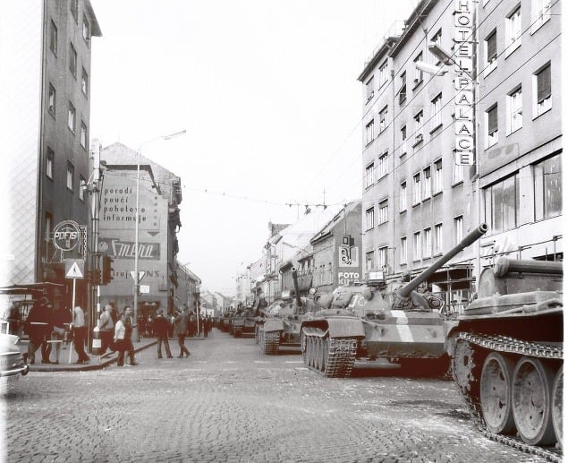 Historik sa domnieva, že v prípade, ak by sa postupujúce vojská stretli s ozbrojeným odporom, bolo by podľa neho nepochybne viac obetí na životoch a Sovietov by to utvrdilo v ich presvedčení o existencii kontrarevolúcie. Obchodná ulica v Bratislave. (foto: Ján Lörincz)