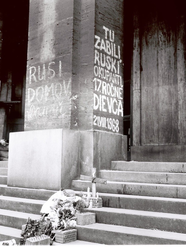 Šafárikovo námestie, vchod do budovy Univerzity Komenského. V blízkosti nápisu okupanti zastrelili Danku Košanovú. (foto: Ján Lörincz)