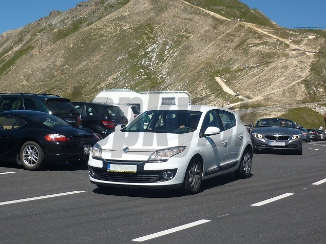 Marián Balázs za volantom bieleho Renaultu odváža expremiérku spod najvyššieho rakúskeho štítu.