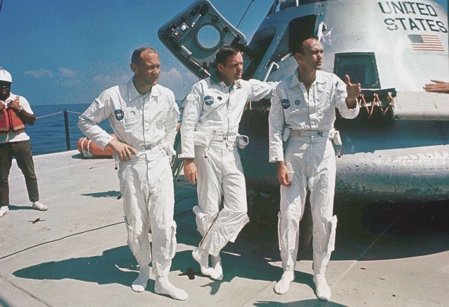 Júl 1969: Edwin E. Aldrin, Neil Armstrong a Michael Collins stoja pred vesmírnou loďou. 