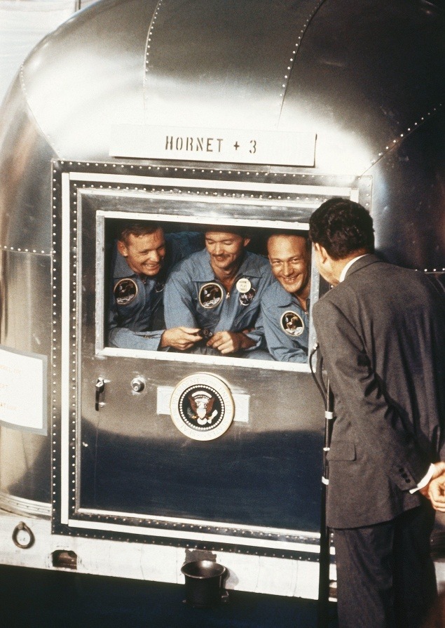24. júl 1969: Astronauti boli po pristátí na Zem najprv v karanténe. Navštíviť ich prišiel aj prezident Richard Nixon.