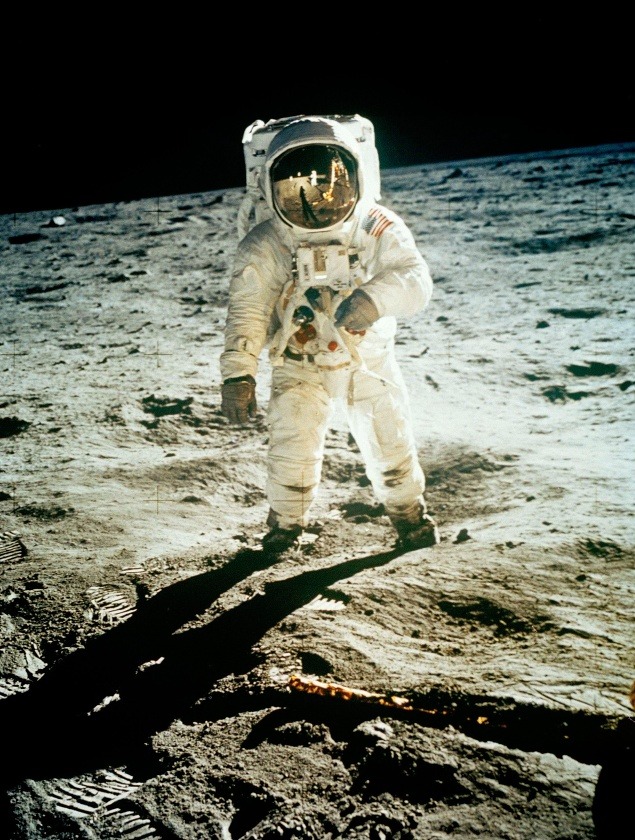 20. júl 1969: Neila Armstronga je na fotke vidieť v odraze Aldrinovho skafandra.