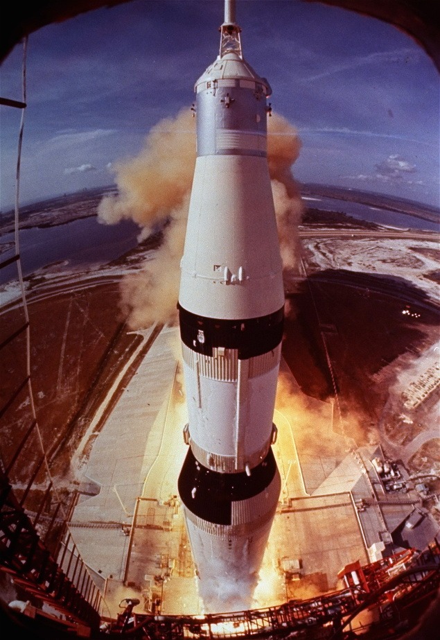 16. júl 1969: Štart rakety Saturn V, ktorá astronautov vyviezla na misiu Apollo 11. 
