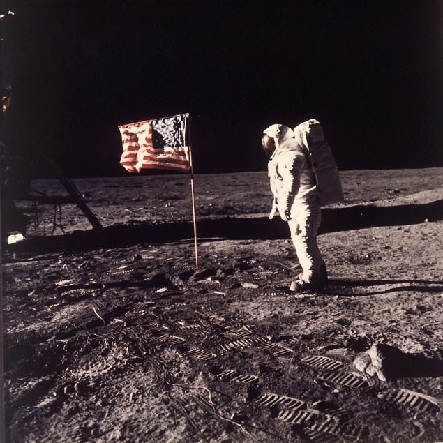 20. júl 1969: Edwin ´´Buzz´´ Aldrin pri americkej vlajke. (NASA)