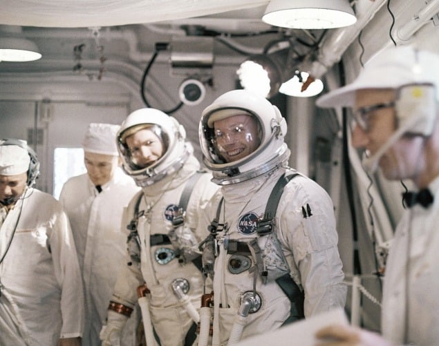 16. marec 1966: Príchod astronautov Neila Armstronga a Davida R. Scotta do Komplexu 19, kde podstúpili simulačné testy pred letom.