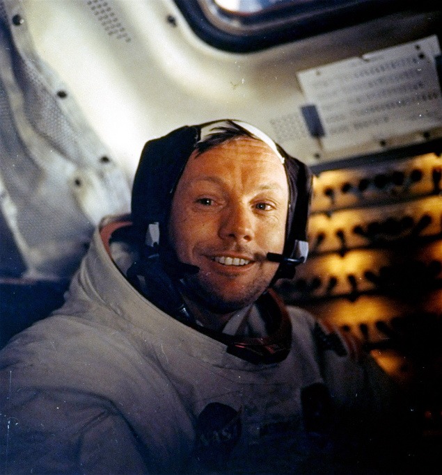 20. júl 1969: Šťastný Neil Armstrong po trojhodinovej prechádzke po Mesiaci. 