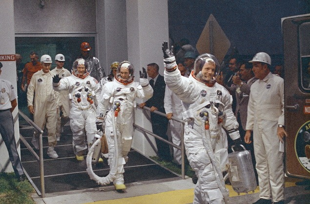 16. júl 1969: Astronauti misie Apollo 11 mávajú na rozlúčku pred historickým letom na Mesiac v Kennedyho vesmírnom centre.