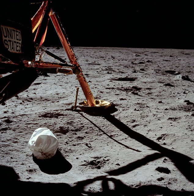 20. júl 1969: Prvá Armstrongova fotografia po tom, čo vkročil na Mesiac. (NASA)