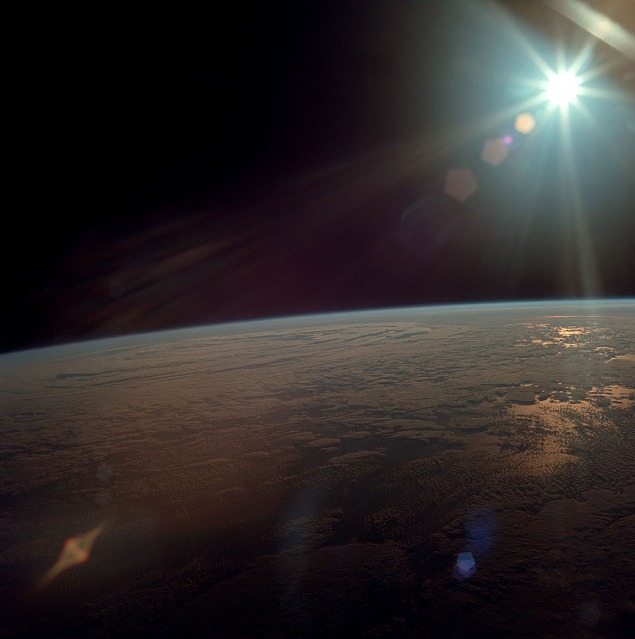 Júl 1969: Astronautom sa na obežnej dráhe Zeme naskytol aj takýto pohľad. (NASA)