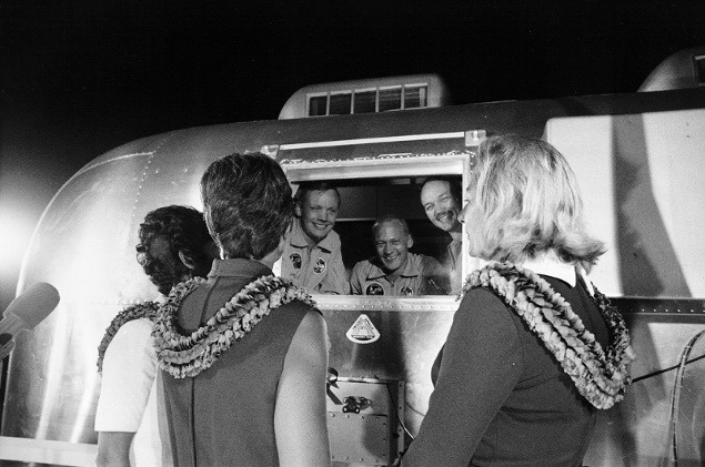 27. júl 1969: Astronautov z Apolla 11 vítajú aj ich manželky. (NASA)