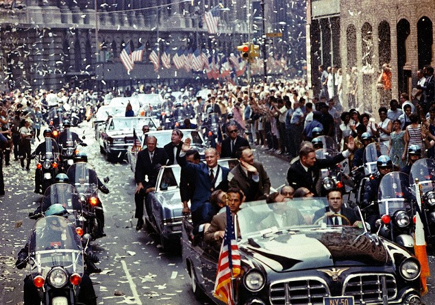 13. august 1969: Ľudia v uliciach New Yorku vo vytržení z nových amerických hrdinov. (NASA)