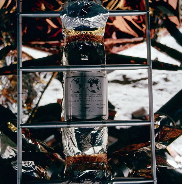 20. júl 1969: Okrem vlajky na Mesiaci nechali aj doštičku s nápisom:  Na tomto mieste ľudia z planéty Zem po prvý raz vstúpili na Mesiac. Prišli sme v mieri v mene celého ľudstva. (NASA)