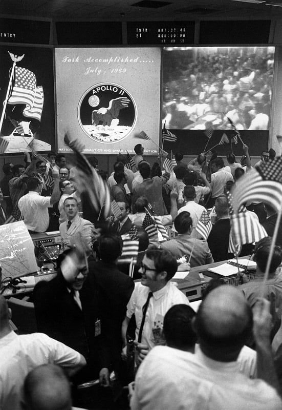 24. júl 1969: Radosť v NASA po úspešnom pristátí Apolla 11 opäť na Zemi. (NASA)