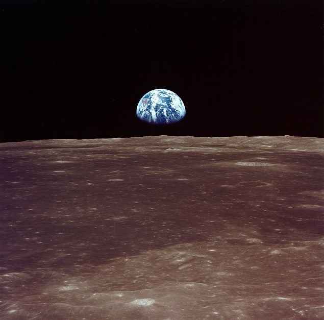 Júl 1969: Zem sa vynára nad horizontom Mesiaca. (NASA)
