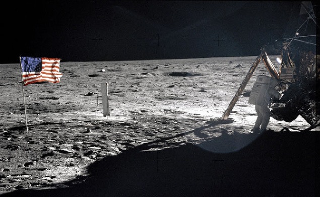 20. júl 1969: Neil Armstrong pri lunárnom module. Fotografia je jedinou kvalitnejšou, ktorá zachytáva veliteľa misie na Mesiaci. (NASA)