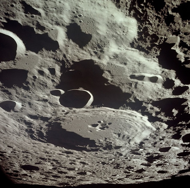 Júl 1969: Povrch Mesiaca, ako ho videli astronauti pri pristávaní. (NASA)