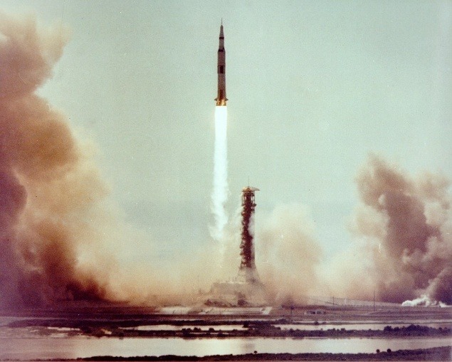 16. júl 1969: Štart rakety z iného uhla. (NASA)