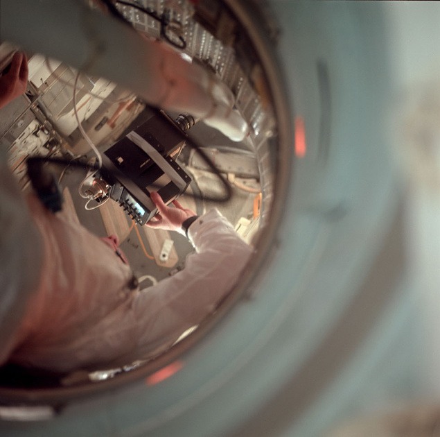 Júl 1969: Michael Collins fotí Neila Armstronga, ktorý v stiesnených priestoroch tunela nastavuje palubnú televíznu kameru. (NASA)