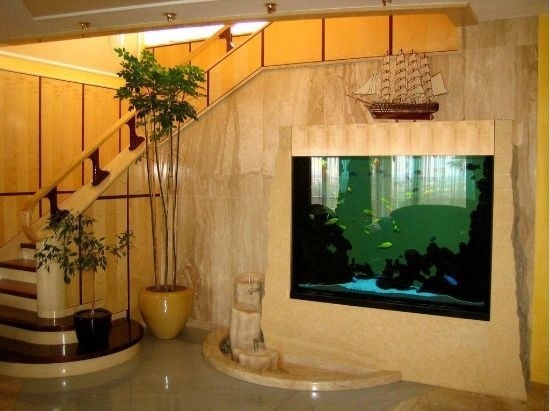 Hala luxusnej vily ukrýva aj veľké akvárium.