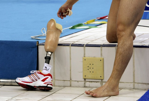 Umelá noha jedného z olympijských plavcov.