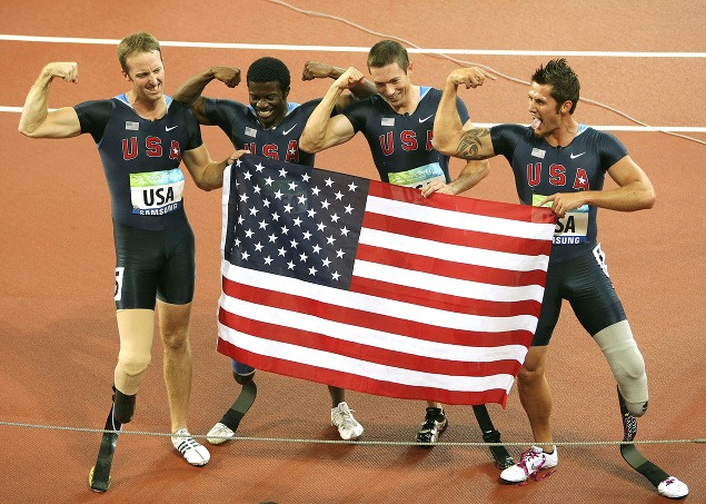 Americký tím sa teší zo zlatej medaily v štafete na 4x100 metrov.