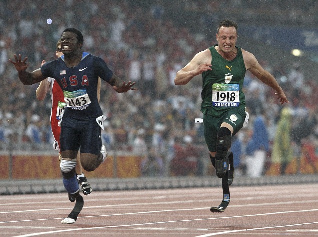Juhoafričan Oscar Pistorius (vpravo) vyhral boj o prvú priečku v behu na 100 metrov.