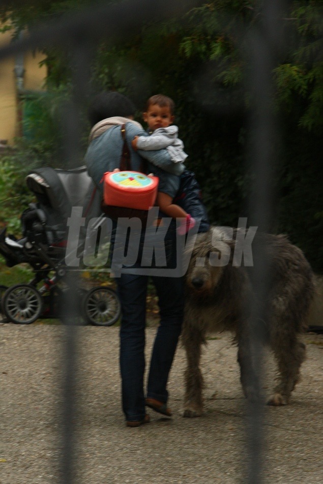 Pred domom sa na moment mihla Biľakova vnučka s ročným synom. 