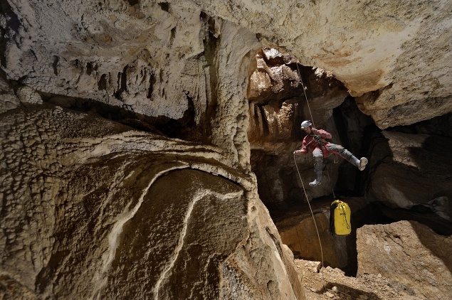 Do jaskyne vedie viacero vstupov, tento sa nazýva Puit Aldos.