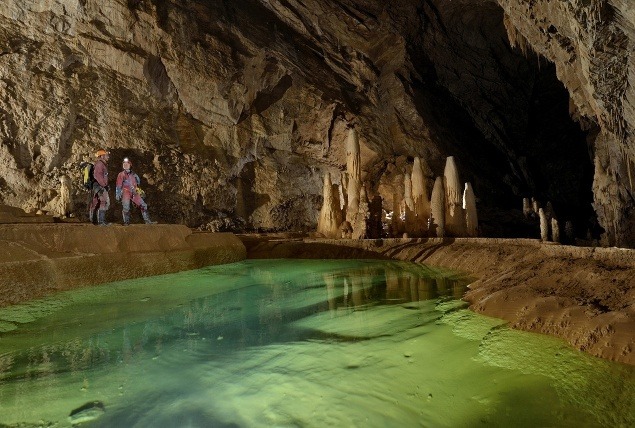 Podzemné jazero je jedným z lákadiel a prírodných krás, ktoré sa len tak nevidia.
