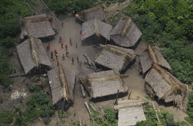 Indiáni žijú v dedinách zvaných šapun či šabono, ktoré zahrňujú 50-400 osôb, spravidla z dvoch vzájomne zošvagrených rodov.
