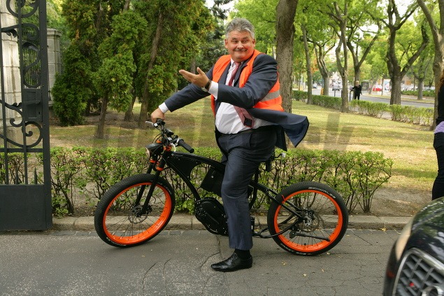 Minister Richter na bicykli dáva prednosť vládnej limuzíne. 