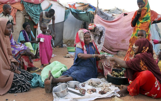 Do Galkayo prišli ľudia až z hlavného mesta Mogadišo. Tak ako táto žena predávajúca kotlety.