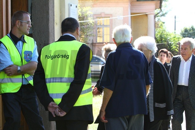 Policajti strážili aj vchod do kostola