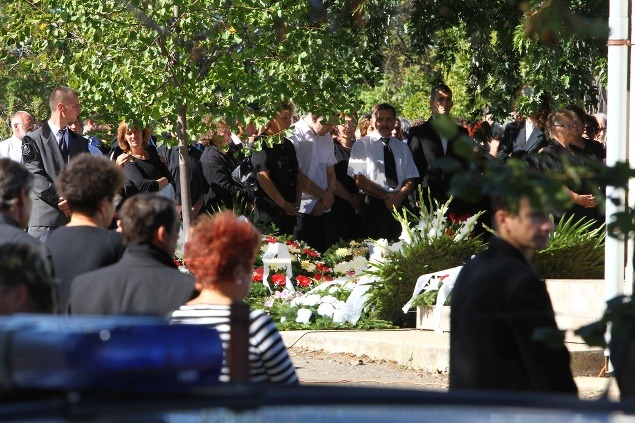 Na cintoríne sa zišlo okolo 700 ľudí, ktorí sa prišli naposledy rozlúčiť s obeťami tragickej nehody