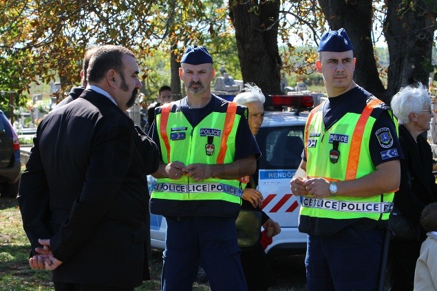 Policajti prísne strážili vchody do cintorína, slovenskí občania mali vstup zakázaný